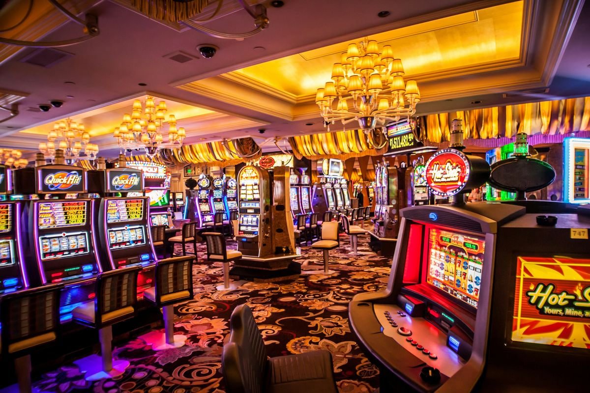Dealer live casino sedang mengoperasikan permainan blackjack melalui platform ug128